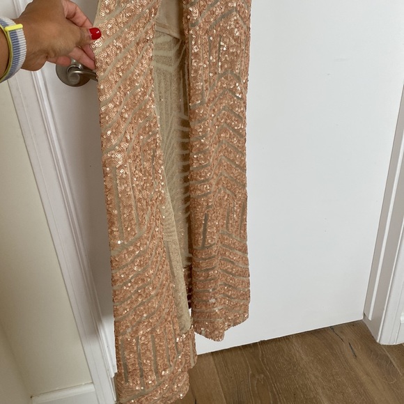 Gold v-neck stunning beaded gown size M - Picture 5 of 8